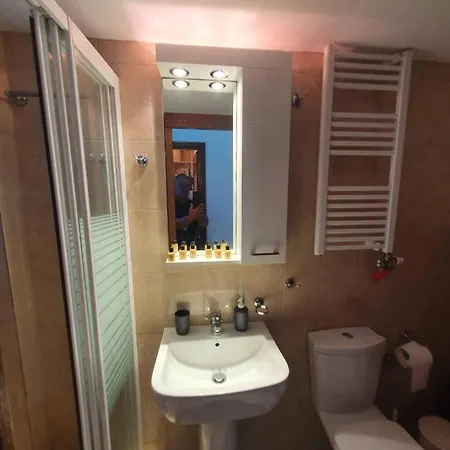 Lenio's * Pera Gyalos