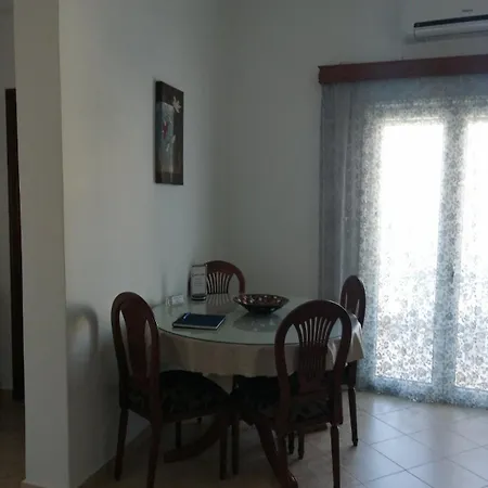 בית נופש Lenio's Pera Gyalos